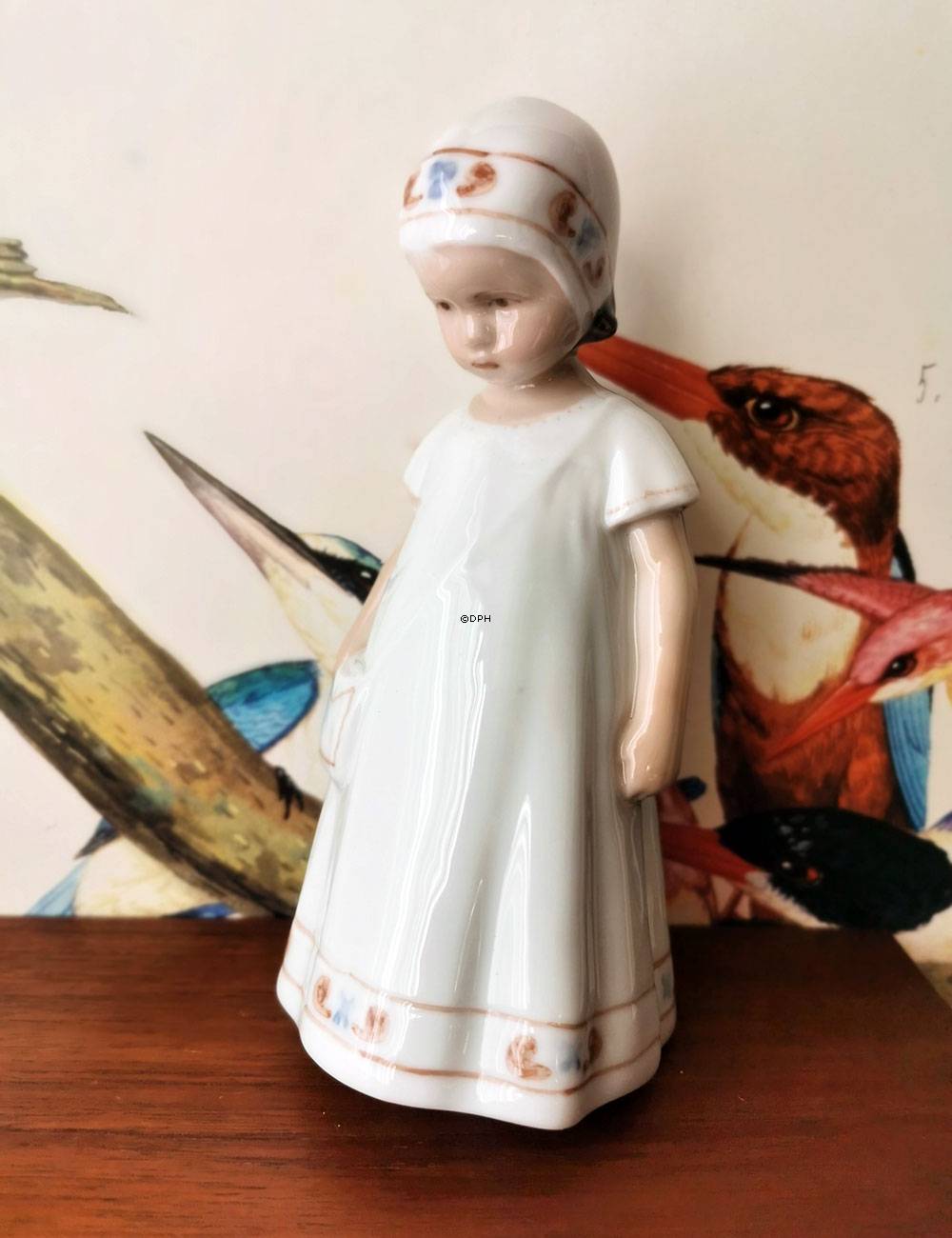 Elsa in einem weißen Kleid, Bing & Gröndahl Figur Nr. 2574 oder 404