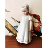 Elsa in einem weißen Kleid, Bing & Gröndahl Figur Nr. 2574 oder 404