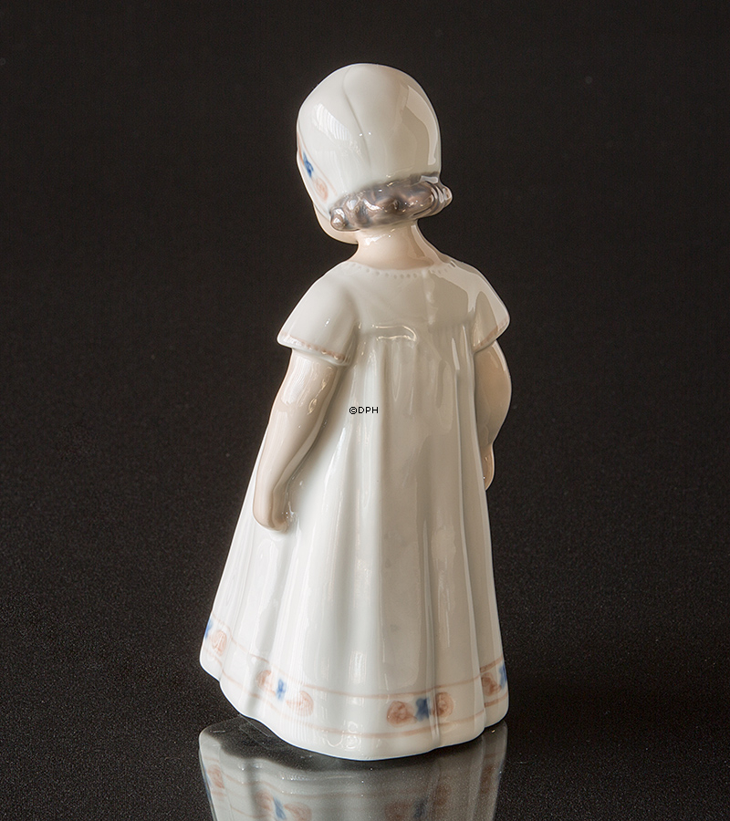 Elsa in einem weißen Kleid, Bing & Gröndahl Figur Nr. 2574 oder 404