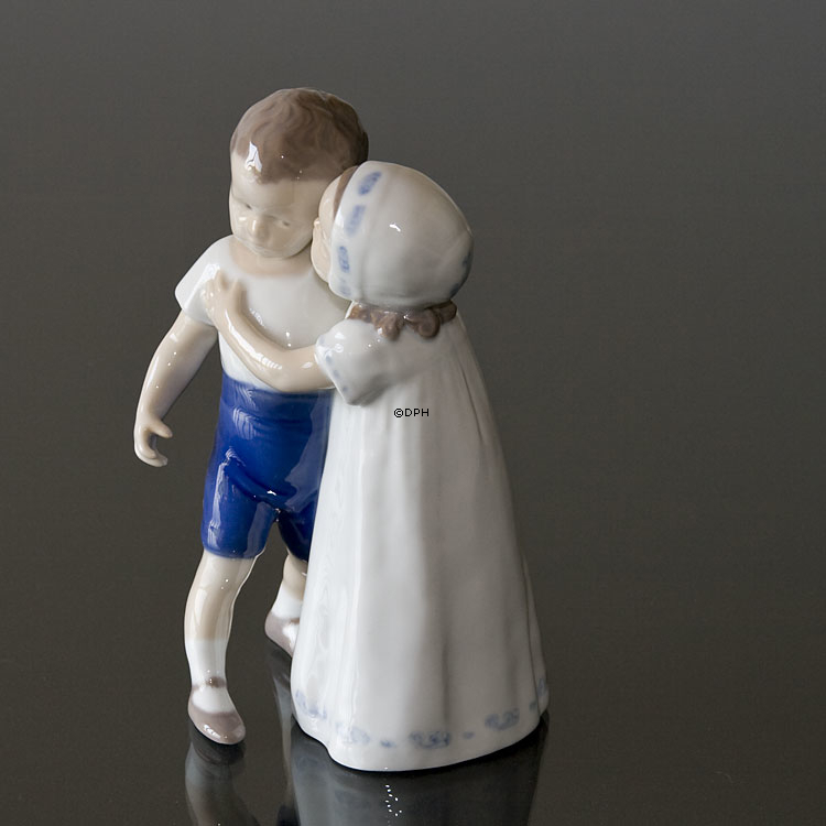 Liebe abgelehnt, Mädchen versucht Junge zu küssen, Bing & Gröndahl Figur Nr. 1614 oder 406