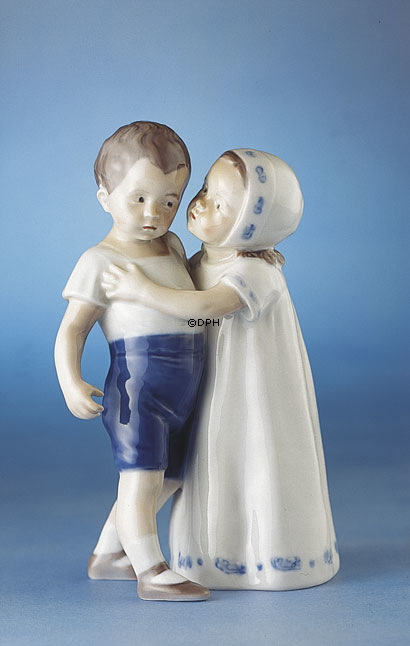 Liebe abgelehnt, Mädchen versucht Junge zu küssen, Bing & Gröndahl Figur Nr. 1614 oder 406