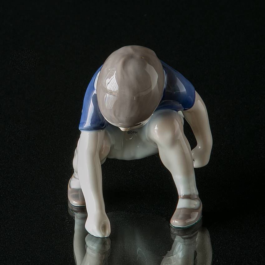 Dickie, Junge hockt um etwas aufzuheben, Bing & Gröndahl Figur Nr. 1636 oder 412