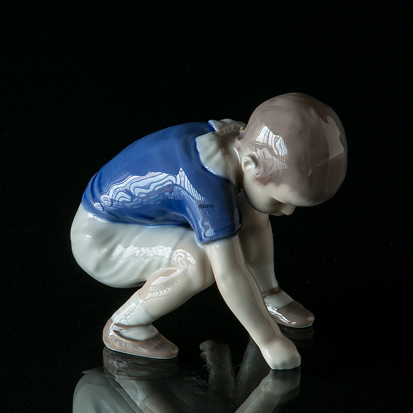 Dickie, Junge hockt um etwas aufzuheben, Bing & Gröndahl Figur Nr. 1636 oder 412