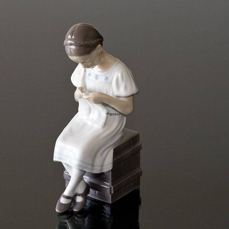 Grethe, Mädchen sitzend und strickend, Bing & Gröndahl Figur Nr. 1656 oder 414