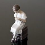 Grethe, Mädchen sitzend und strickend, Bing & Gröndahl Figur Nr. 1656 oder 414