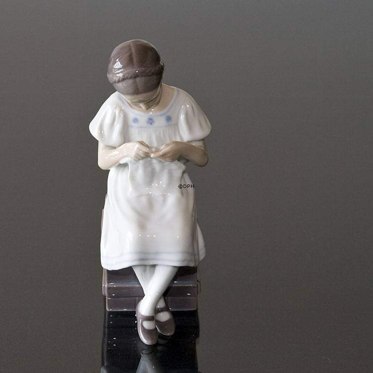 Grethe, Mädchen sitzend und strickend, Bing & Gröndahl Figur Nr. 1656 oder 414