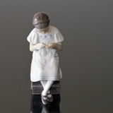 Grethe, Mädchen sitzend und strickend, Bing & Gröndahl Figur Nr. 1656 oder 414