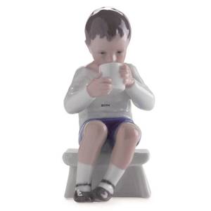 Victor, Junge trinkt ein schönes Glas Milch, Bing & Gröndahl Figur Nr. 1713 | Nr. 1021418 | Alt. B1713 | DPH Trading