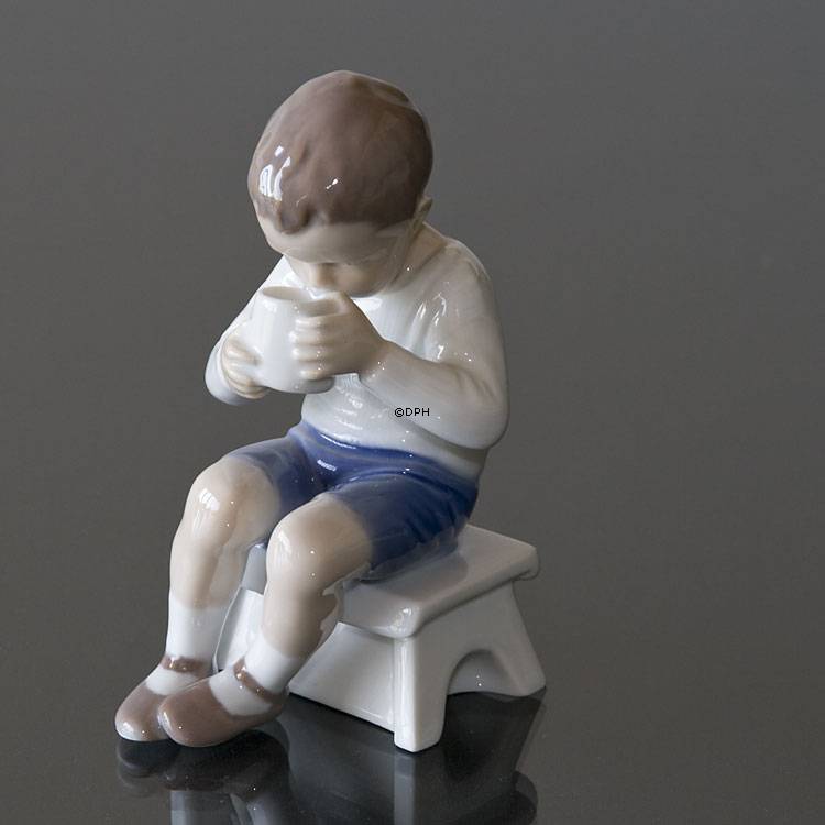 Victor, Junge trinkt ein schönes Glas Milch, Bing & Gröndahl Figur Nr. 1713 oder 418
