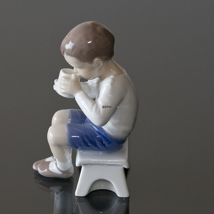 Victor, Junge trinkt ein schönes Glas Milch, Bing & Gröndahl Figur Nr. 1713 oder 418