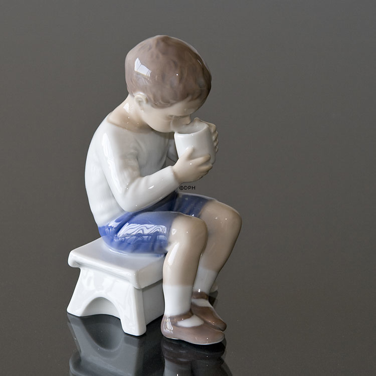 Victor, Junge trinkt ein schönes Glas Milch, Bing & Gröndahl Figur Nr. 1713 oder 418
