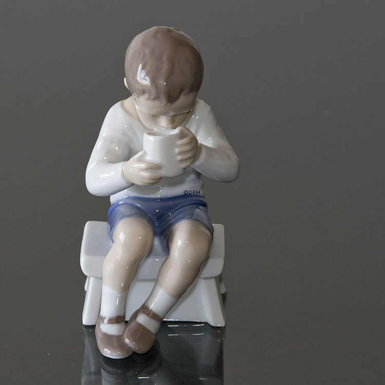Victor, Junge trinkt ein schönes Glas Milch, Bing & Gröndahl Figur Nr. 1713 oder 418