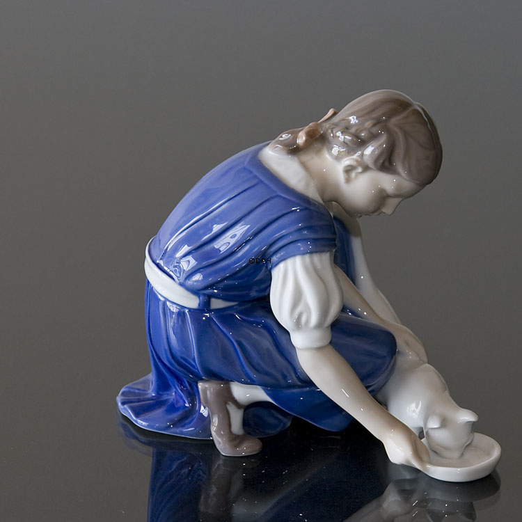 Nur ein Tropfen, Mädchen mit Katze, die Milch trinkt, Bing & Gröndahl Figur Nr. 1745 oder 421