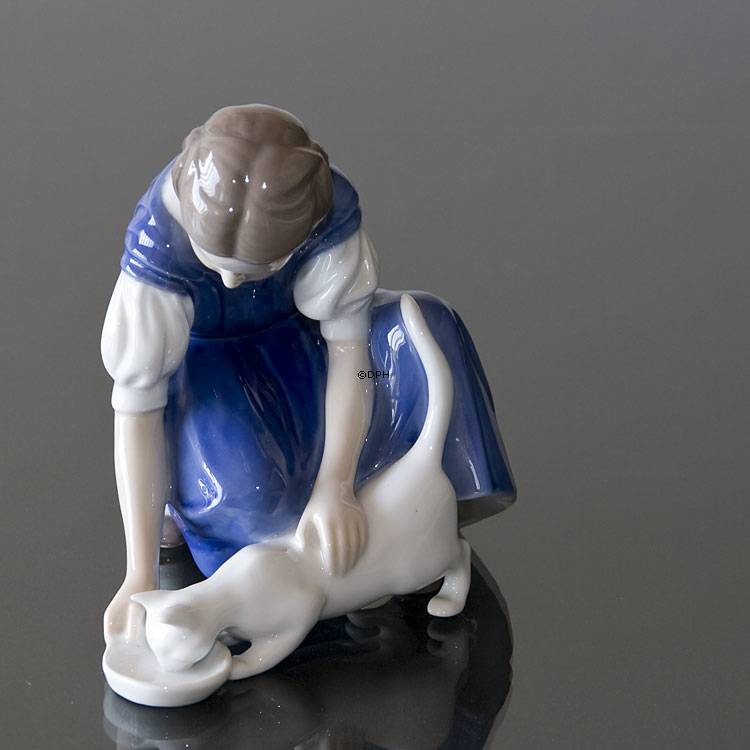 Nur ein Tropfen, Mädchen mit Katze, die Milch trinkt, Bing & Gröndahl Figur Nr. 1745 oder 421