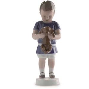 Junge, Ole, der einen Hund vor ihm hält hält. Bing & Gröndahl Figur Nr. 1747 | Nr. 1021422 | Alt. B1747 | DPH Trading