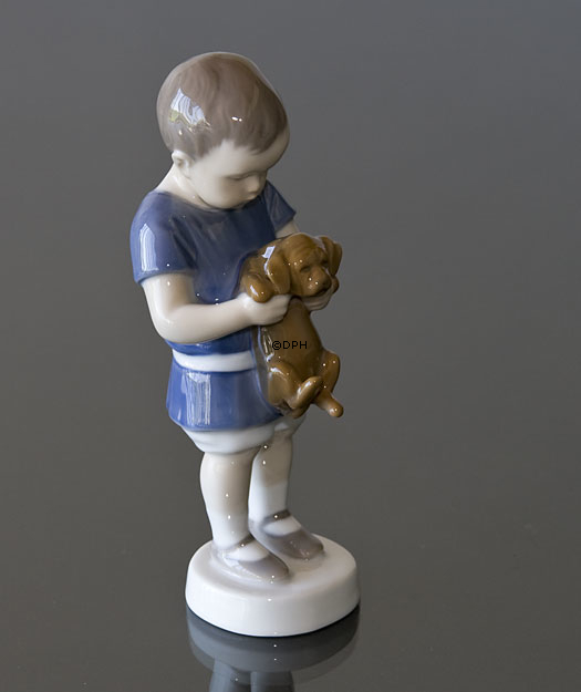 Junge, Ole, der einen Hund vor ihm hält hält. Bing & Gröndahl Figur Nr. 1747 oder 422