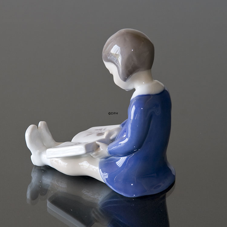 Erstes Buch, Mädchen liest ein Buch, Bing & Gröndahl Figürchen Nr. 2247 oder 467