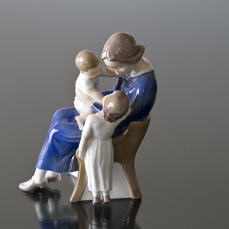 Frohe Trio Mutter mit zwei Kindern, Bing & Gröndahl Figur Nr. 2262 oder 468