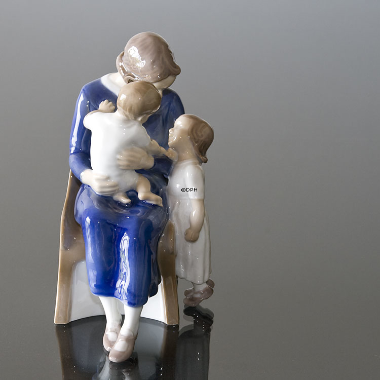 Frohe Trio Mutter mit zwei Kindern, Bing & Gröndahl Figur Nr. 2262 oder 468