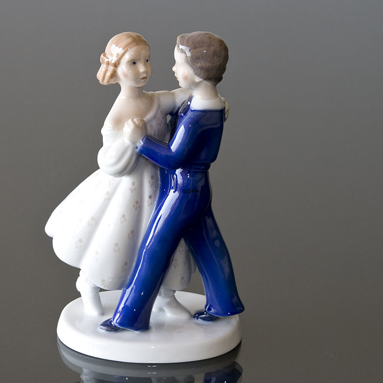 Tanzendes Paar, Mädchen und Junge tanzen, Bing & Gröndahl Figur Nr. 2385 oder 492
