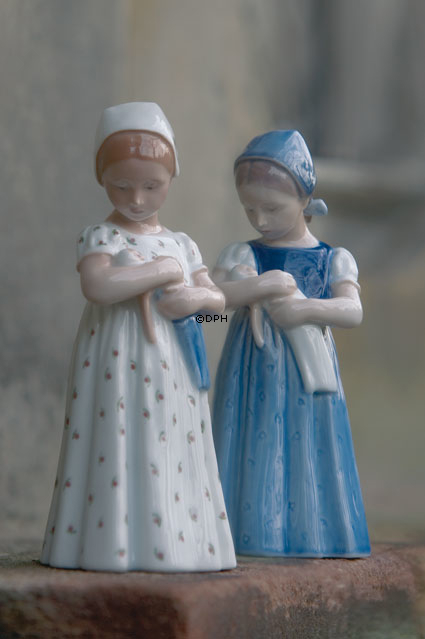 Mary Mädchen hält ihre Puppe liebevoll, Bing & Gröndahl Figur Nr. 1721 oder 561