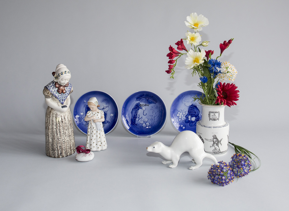 Mary Mädchen hält ihre Puppe liebevoll, Bing & Gröndahl Figur Nr. 1721 oder 561