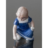 Elsa plückt Blumen, Royal Copenhagen Figur Nr. 672