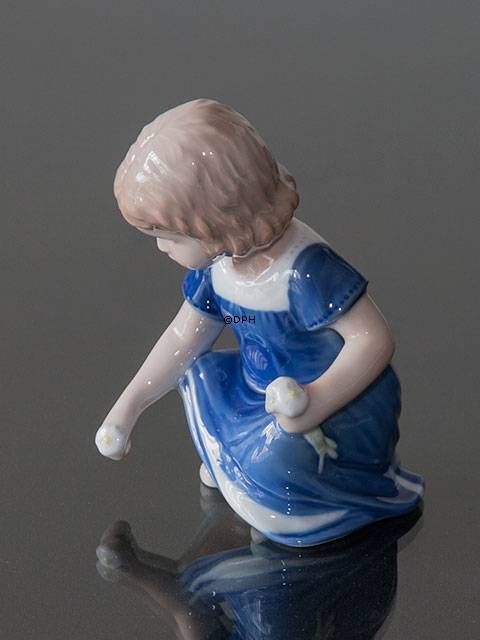 Elsa plückt Blumen, Royal Copenhagen Figur Nr. 672