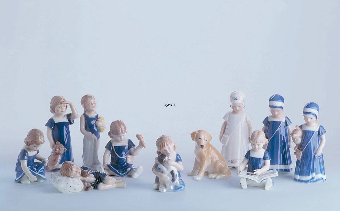 Elsa wartet, Mädchen steht mit Teddy, Royal Copenhagen Figur Nr. 676