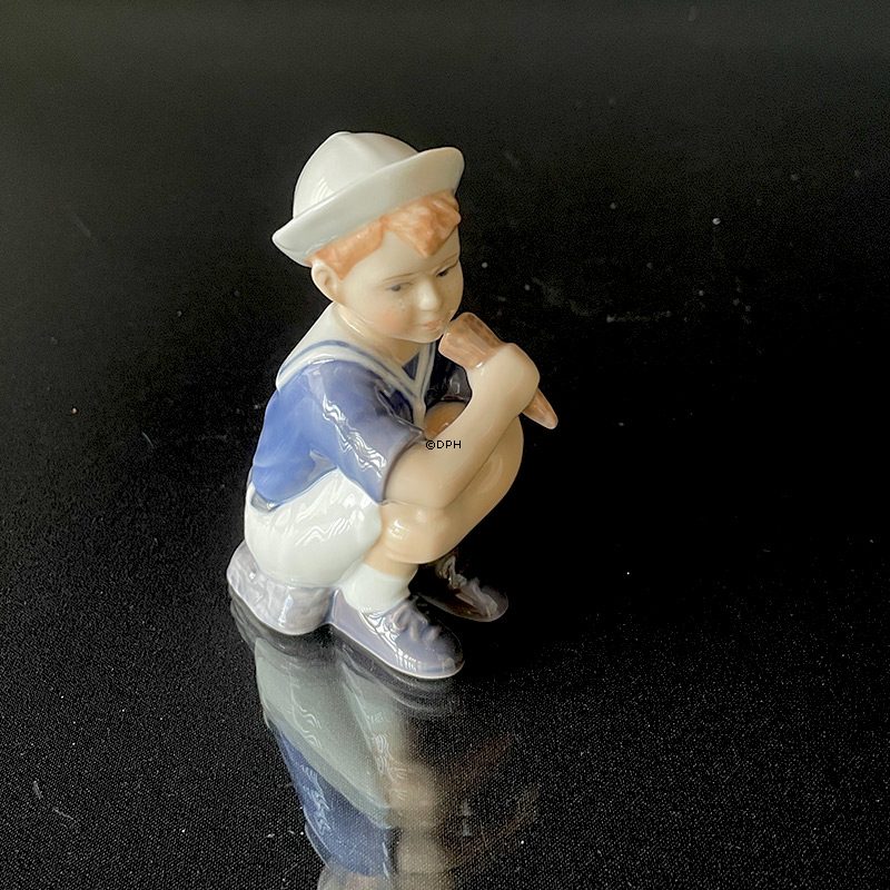 Jens mit Eis, Royal Copenhagen Figur Nr. 680