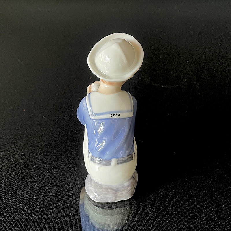 Jens mit Eis, Royal Copenhagen Figur Nr. 680