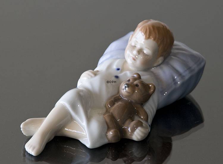 Jens schläft, schlafender Junge mit seinem Teddybär, Royal Copenhagen Figur Nr. 681
