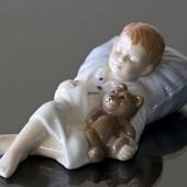 Jens schläft, schlafender Junge mit seinem Teddybär, Royal Copenhagen Figur