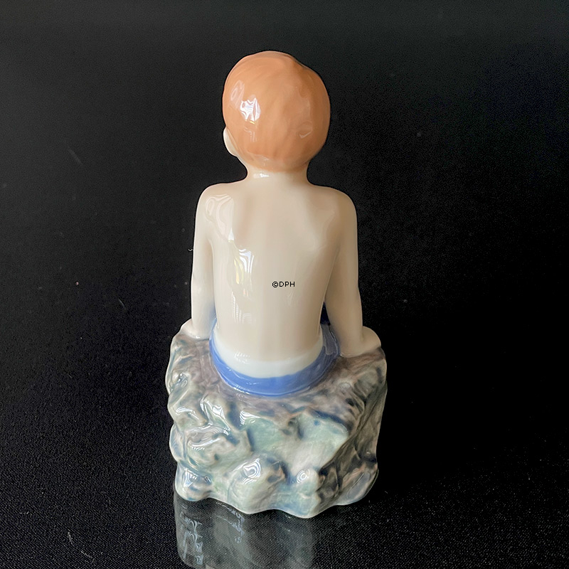 Jens sitzt auf einem Felsen, Der kleine Strandlöwe, Royal Copenhagen Figur Nr. 682