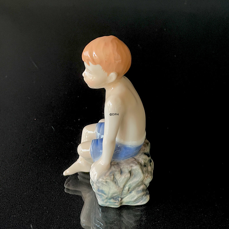 Jens sitzt auf einem Felsen, Der kleine Strandlöwe, Royal Copenhagen Figur Nr. 682