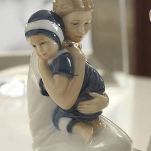 Elsa umarmt ihre Mutter, Royal Copenhagen Figur | Nr. 1021690 | DPH Trading