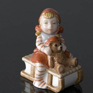 Wichtel af Schlitten mit einem Teddybären, Royal Copenhagen Weihnachtsfigur | Nr. 1021764 | Alt. 1021764 | DPH Trading