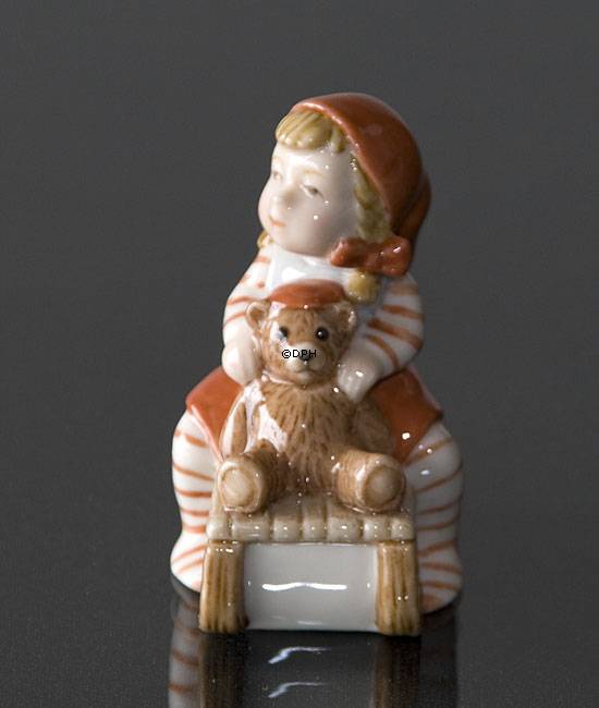 Wichtel af Schlitten mit einem Teddybären, Royal Copenhagen Weihnachtsfigur Nr. 764