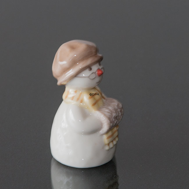 Schneemann, Großmutter mit Muff, Royal Copenhagen Winter Figur Nr. 767