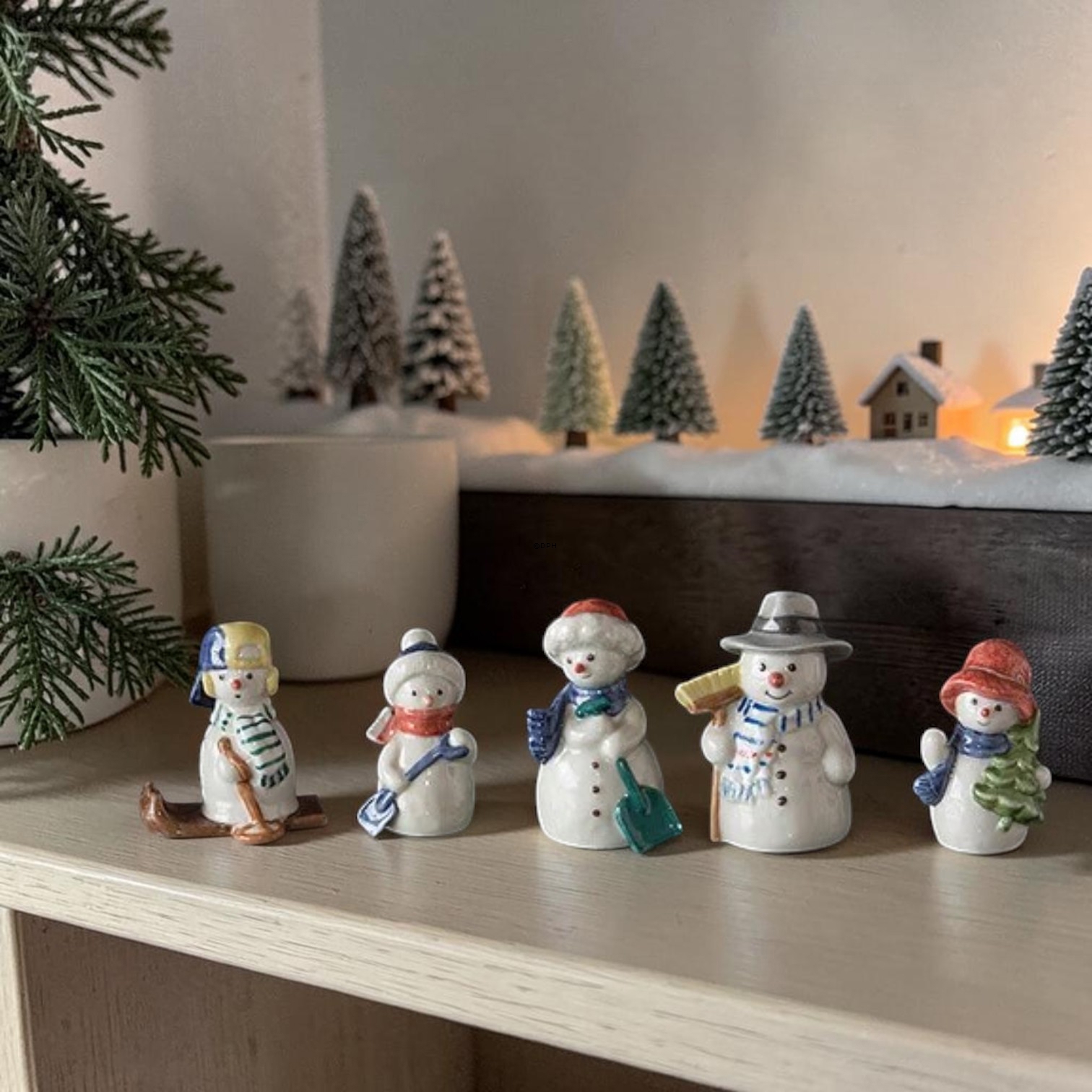 Schneemann Mädchen mit Weihnachtsbaum, Royal Copenhagen Winter-Serie Figur Nr. 772