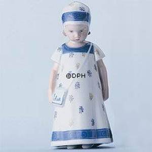 Mädchen mit weißem Kleid mit blauen Blumen und Grenze, Else schaut nach unten, Figur | Nr. 1026404 | DPH Trading
