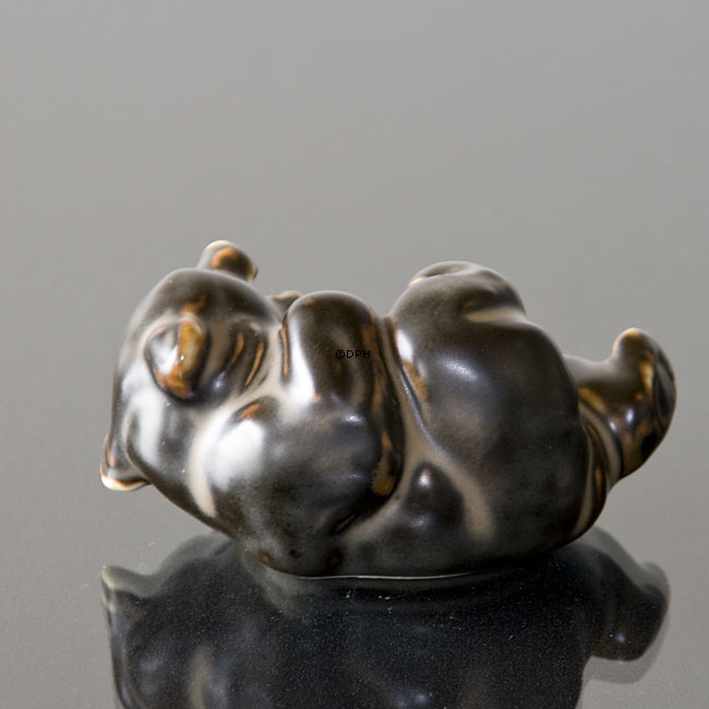 Bär liegt und spielt, Royal Copenhagen Steingutfigur Nr. 21432 oder 232