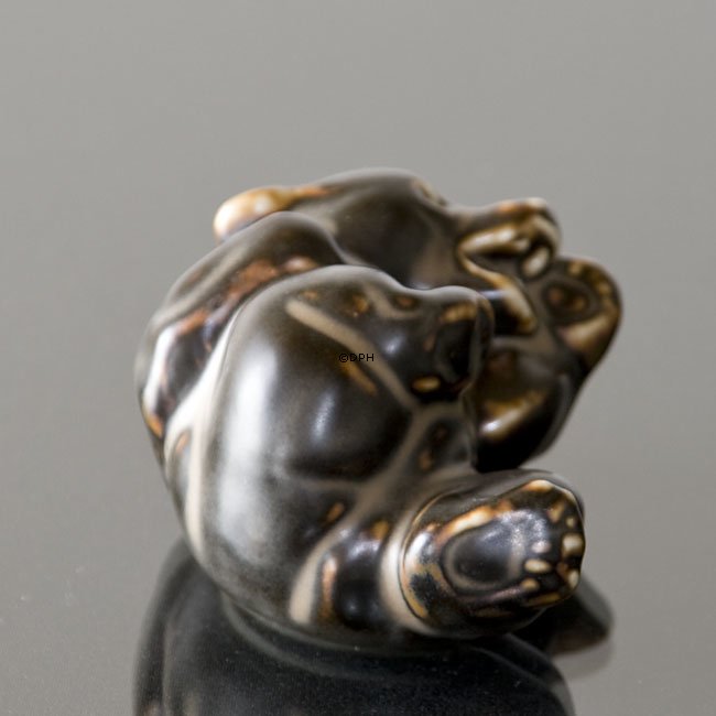 Bär liegt und spielt, Royal Copenhagen Steingutfigur Nr. 21432 oder 232