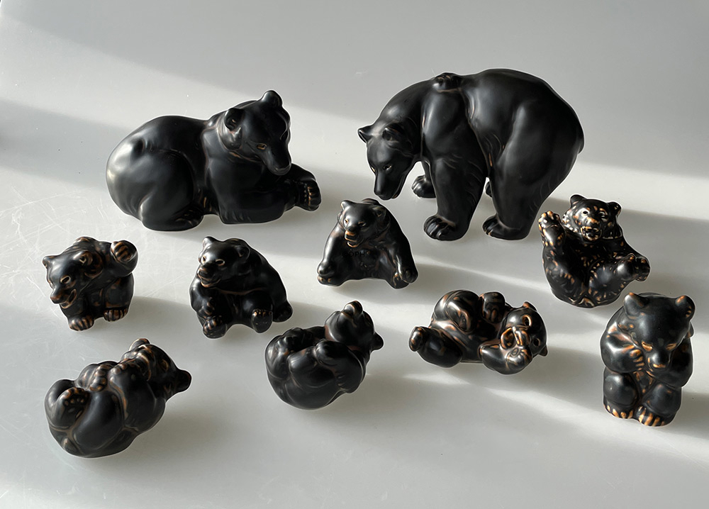 Bär liegt und spielt, Royal Copenhagen Steingutfigur Nr. 21432 oder 232