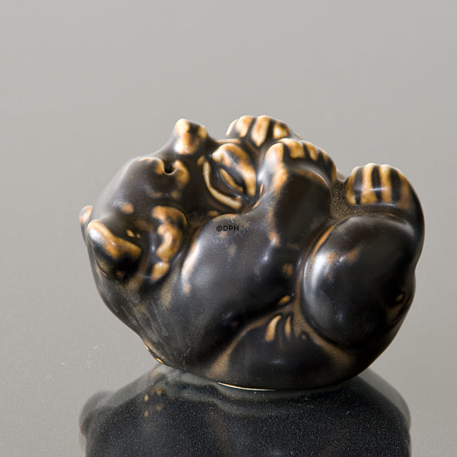 Bärenjunge liegt und beißt seinen Fuß, Royal Copenhagen Steingutfigur Nr. 21434 oder 234