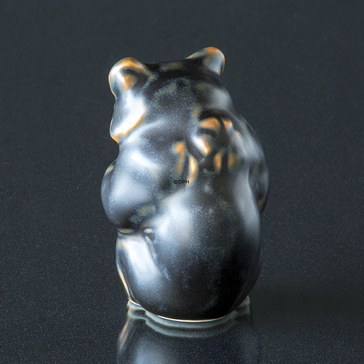 Bärchenjunges sitzt und scheint Angst zu haben, Royal Copenhagen Steingut Figur Nr. 21435 oder 235