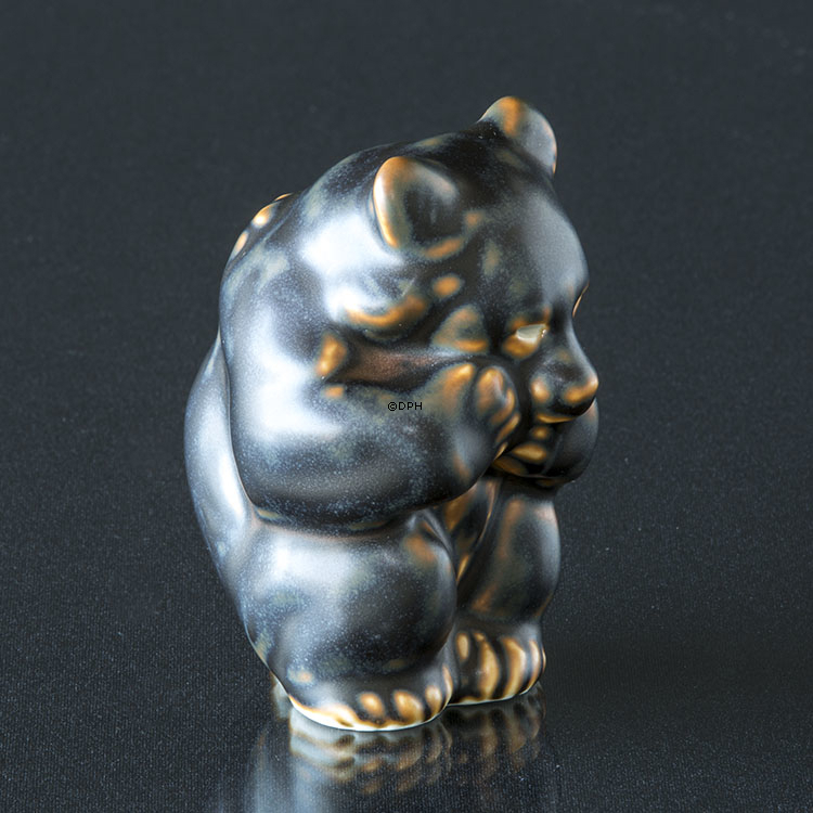 Bärchenjunges sitzt und scheint Angst zu haben, Royal Copenhagen Steingut Figur Nr. 21435 oder 235
