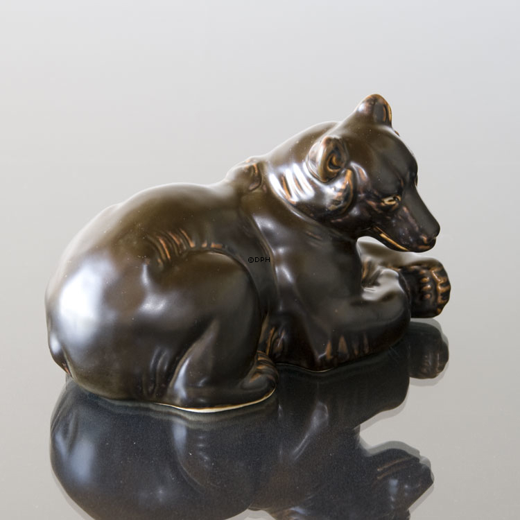 Bär liegt bequem, Royal Copenhagen Steingutfigur Nr. 21520 oder 238