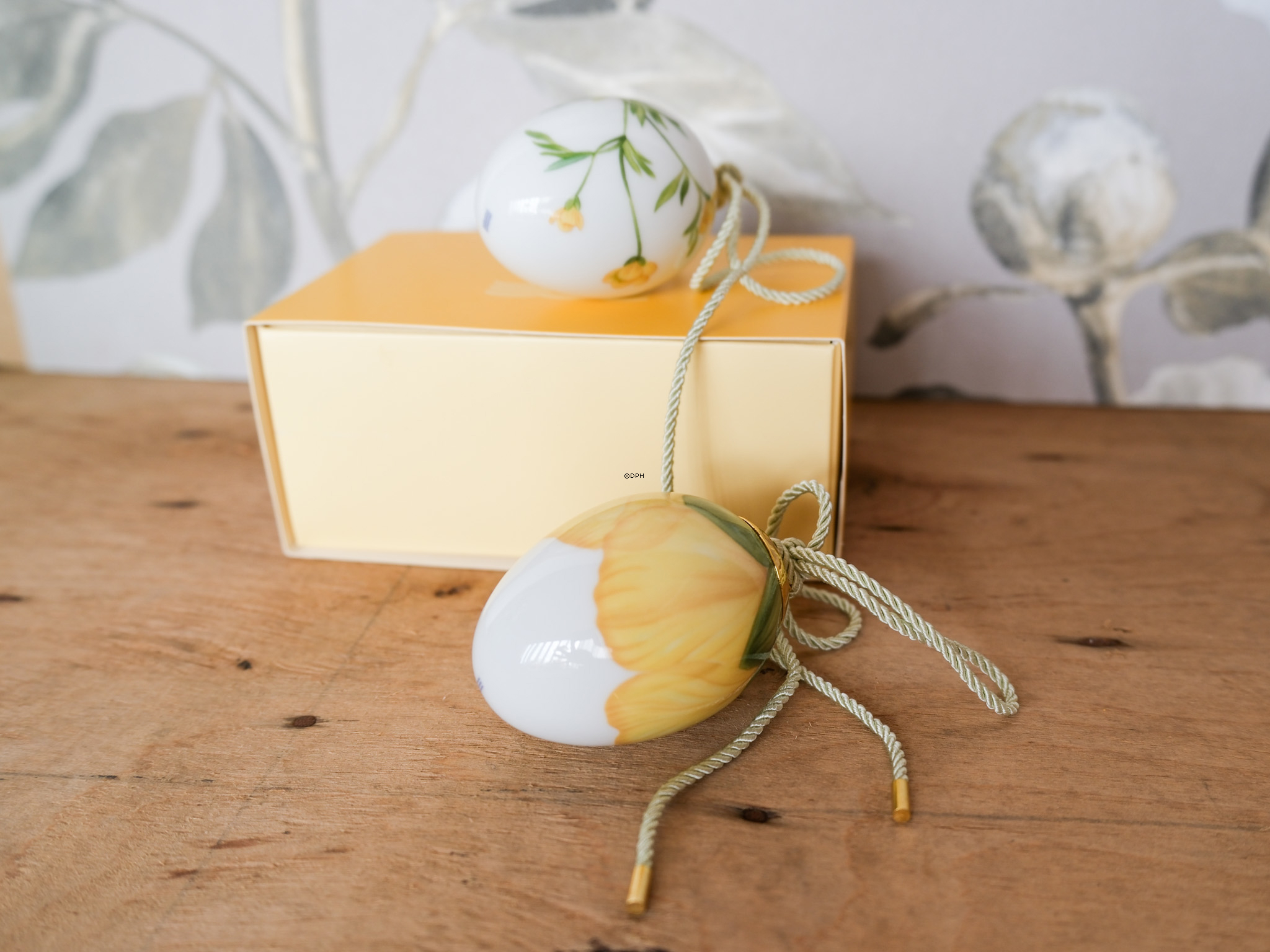 Osterei mit Hahnenfuß und Hahnenfußblättern, 2 Stk., Royal Copenhagen Osterei 2021