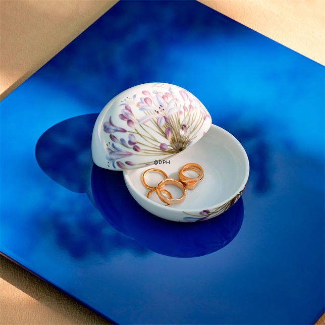 Bonbonniere mit Schmucklilien, Royal Copenhagen Osterei 2023